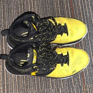 stephen curry under armour basketball shoe